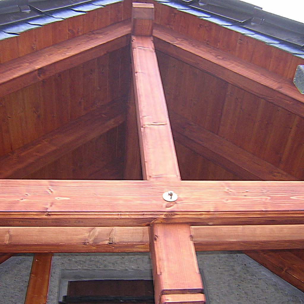 Dachstuhl mit großem Giebelüberstand