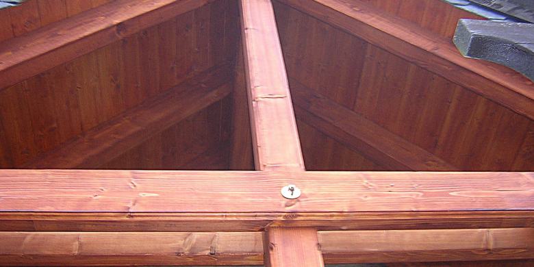 Dachstuhl mit großem Giebelüberstand