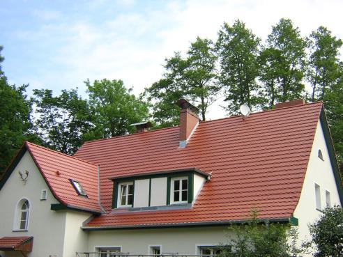 Neueindeckung mit roten Dachziegeln