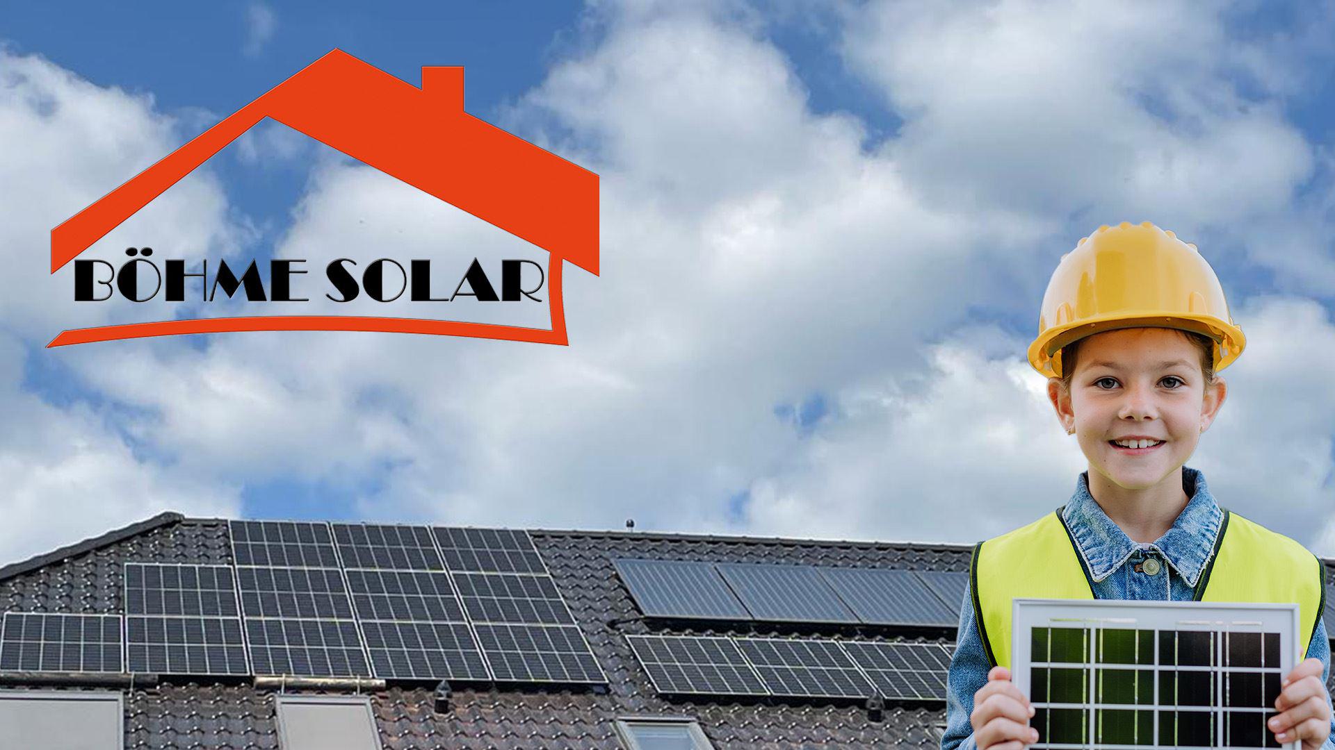 Junge hält Solarmodul