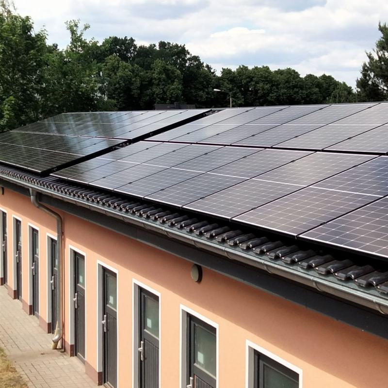 Dach komplett belegt mit Solarmodulen